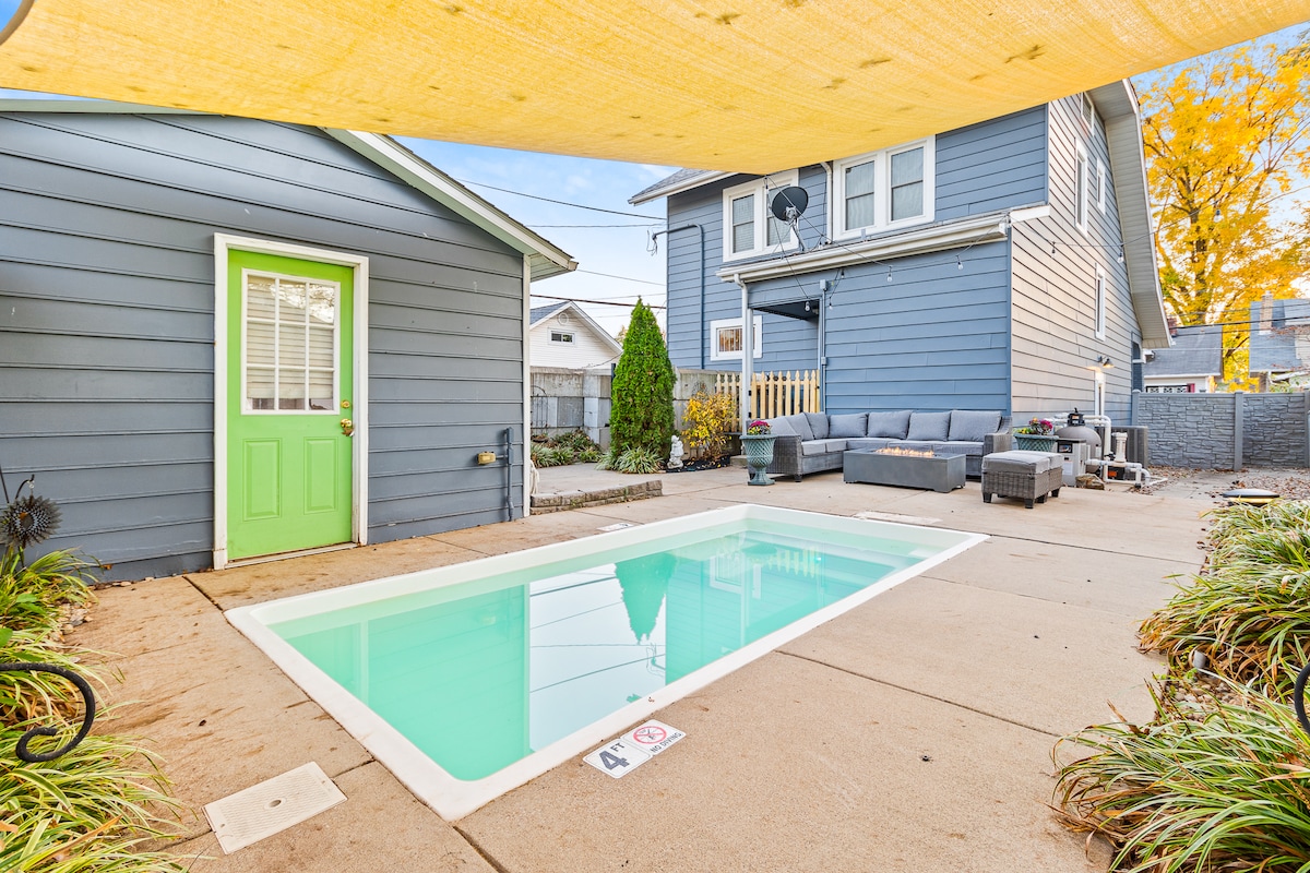 Downtown Derby Classic- Heated Pool, Firepit,Grill