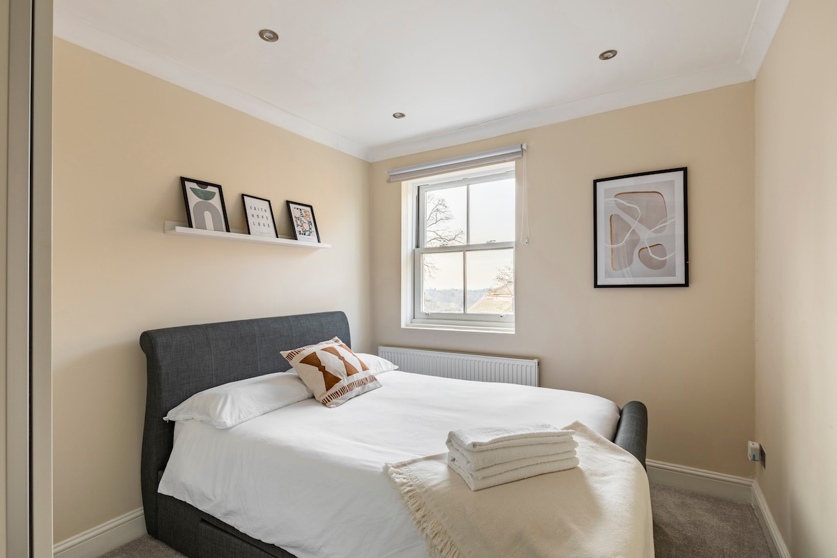 Prime Location: Stylish 2-BR Near Central London!