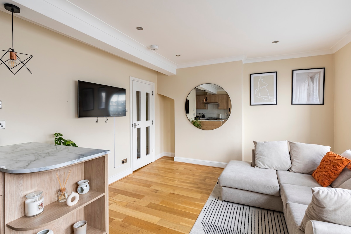 Prime Location: Stylish 2-BR Near Central London!