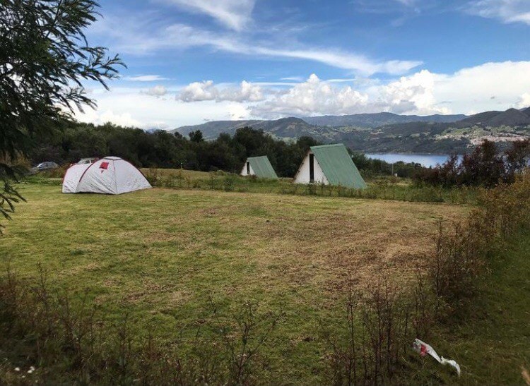 Zona para acampar con hermosa vista de Guatavita