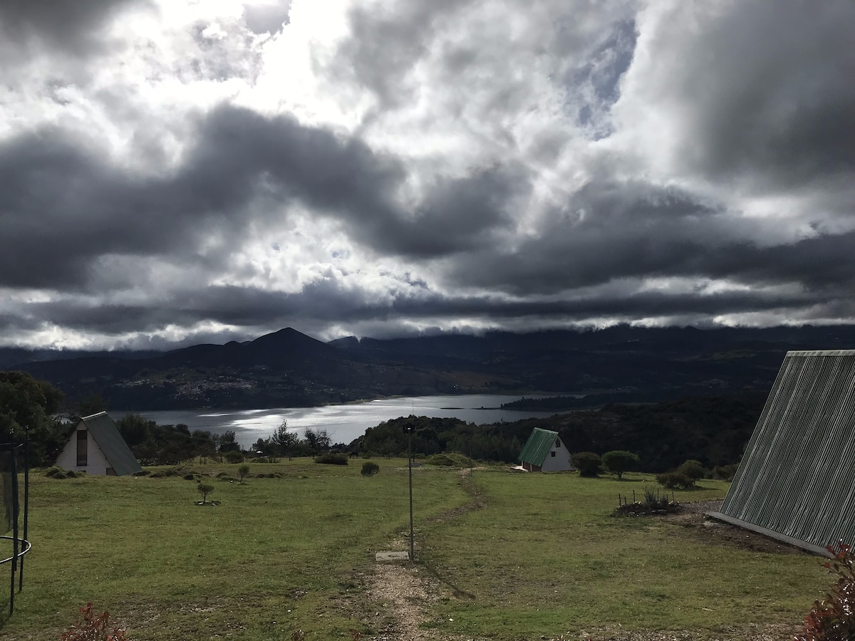 Zona para acampar con hermosa vista de Guatavita
