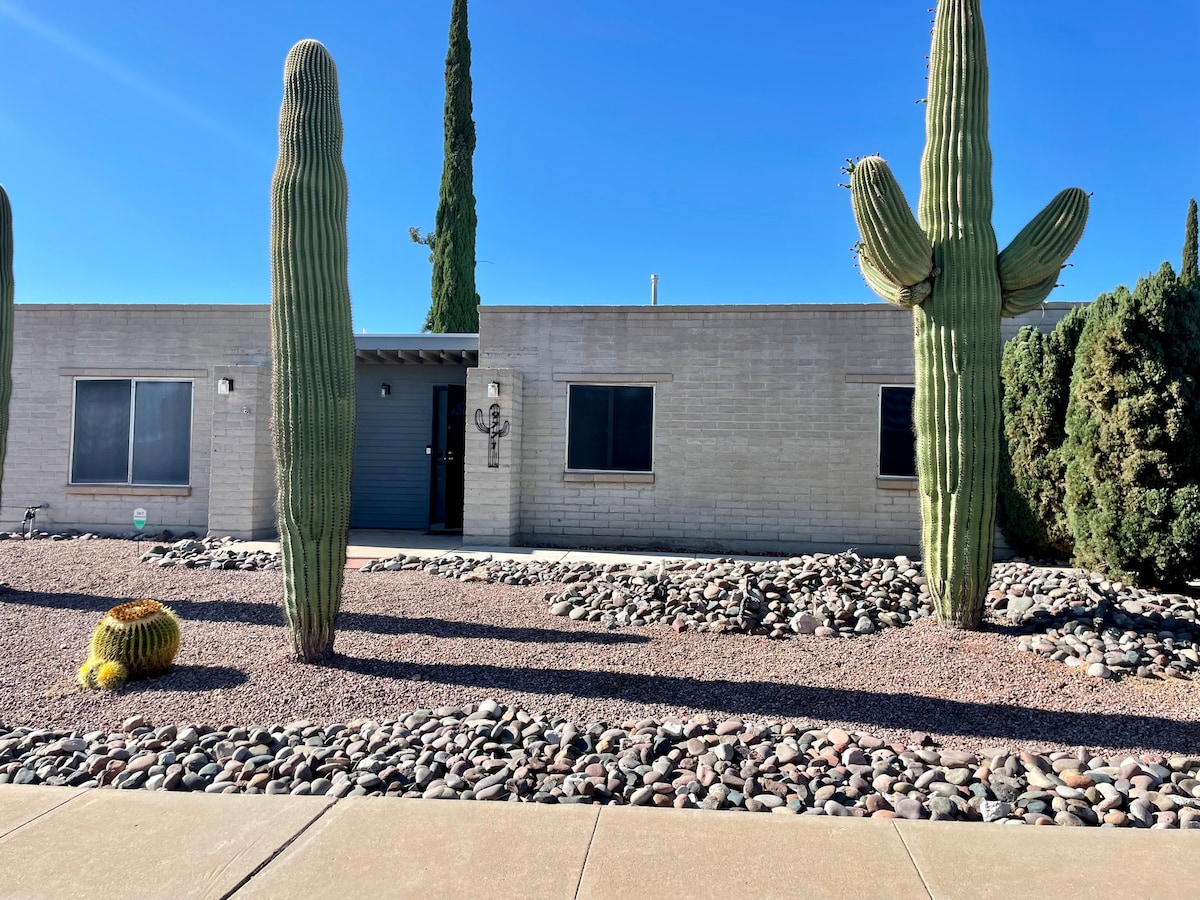 Family Friendly Desert Paradise, Pristine Pool!