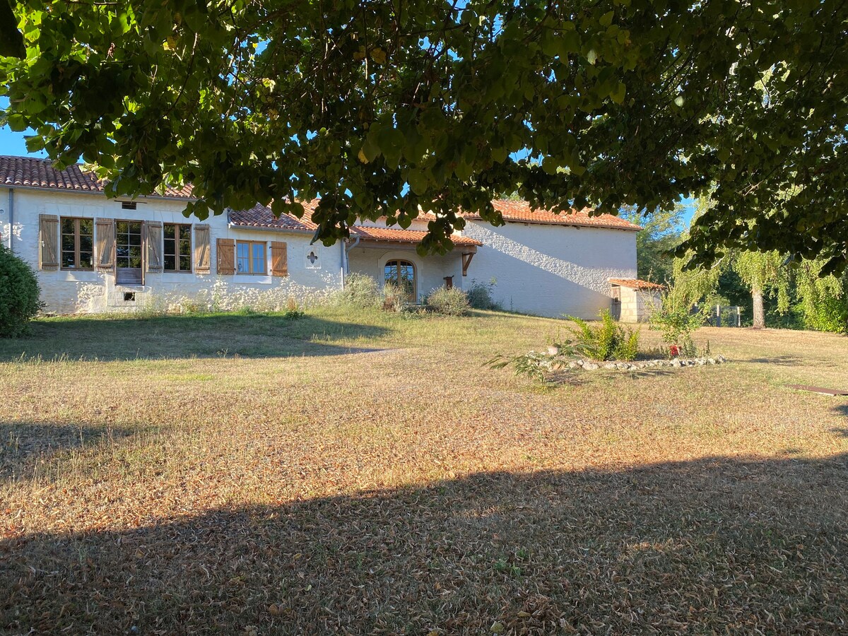 Gîte en pierre avec vue et piscine chauffée