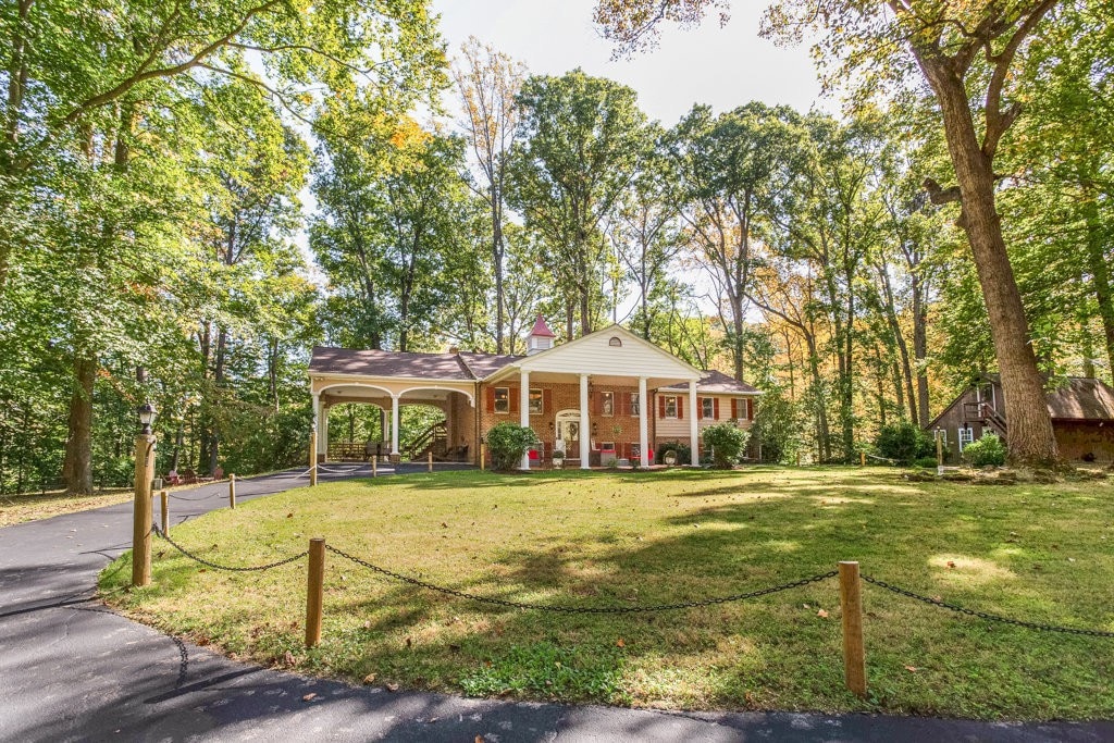 Secluded Yet Accessible 4 Bd/ 3Bth Country Retreat
