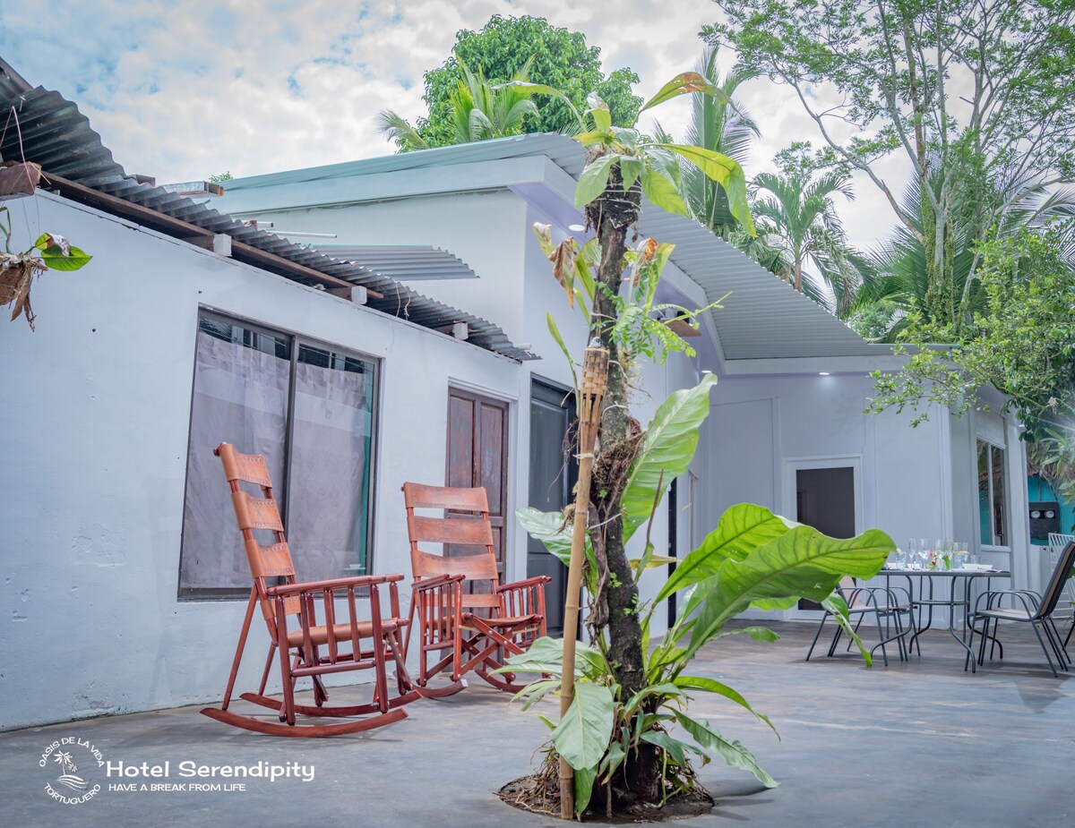 Charming 6-bedroom hotel in Tortuguero center