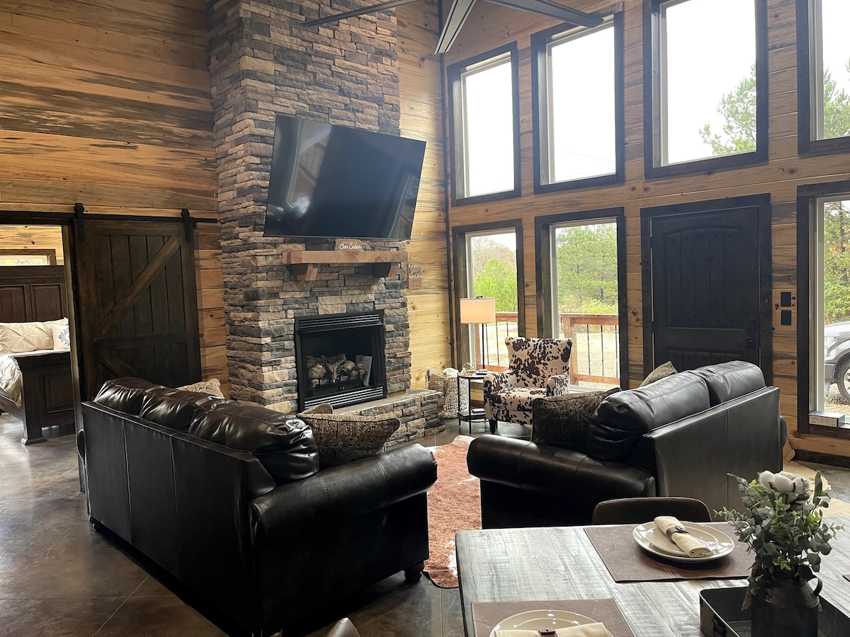 The Luxurious >River Ranch< Cabin Sleeps 9!