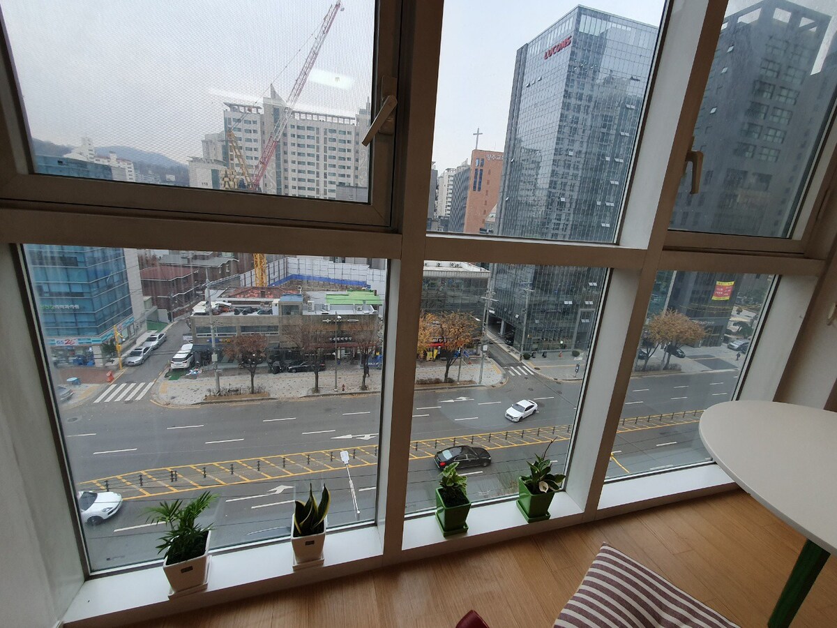 距离江南Seo Choisu站2分钟车程，宽敞的单间公寓，最佳光线，欢迎长期住宿，流行景观
