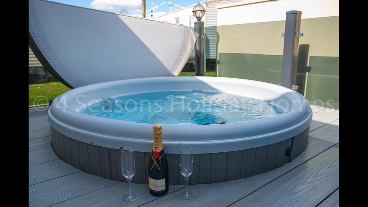 Delightful 3 Bedroom Holiday Homes with hot tub
