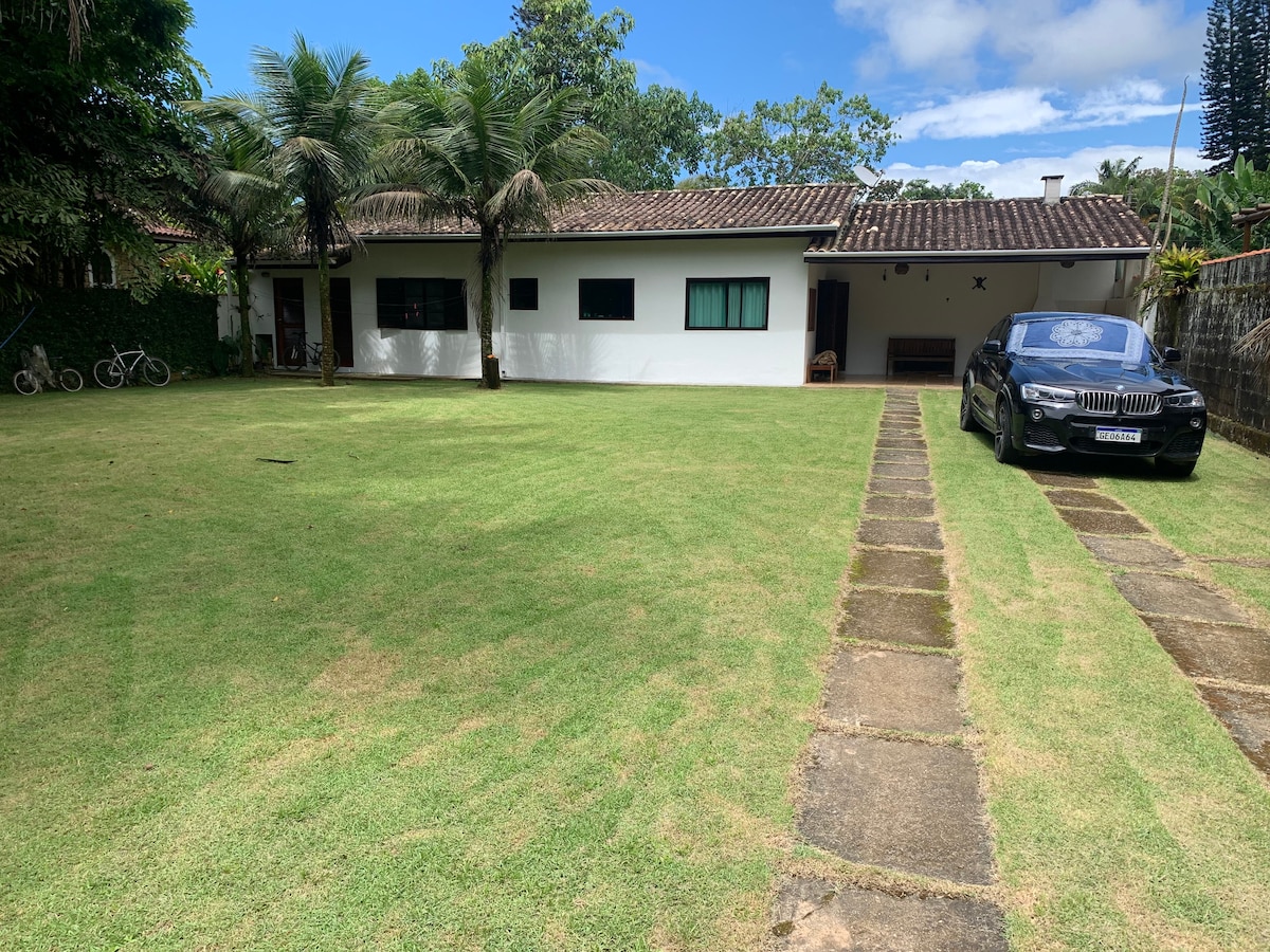 Casa no condomínio de itamambuca, pé na areia.