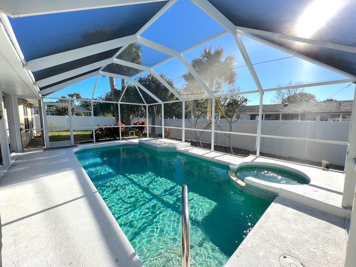 3 Bedroom Pool Home close to it all!