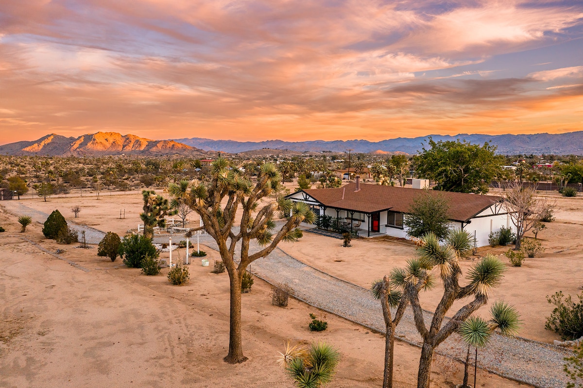 5 Acre Oasis: Epic Views Joshua Trees Spa Pool BBQ