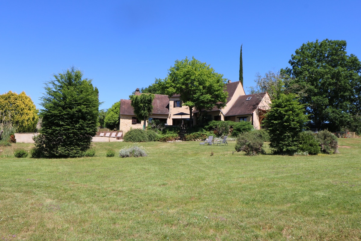 Vaste maison en pierres avec piscine chauffée