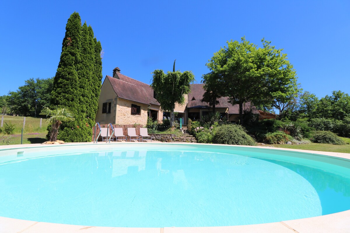 Vaste maison en pierres avec piscine chauffée