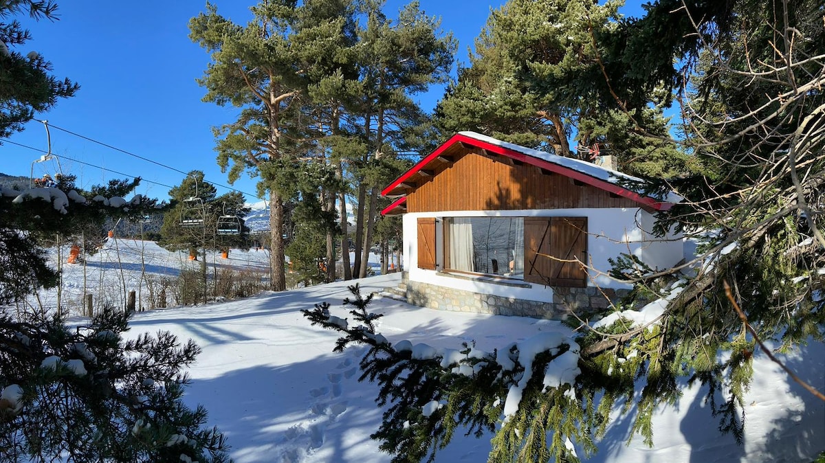 滑雪度假村内的小木屋