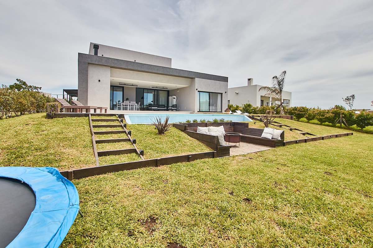 Hermosa casa a la laguna en Barrio Privado.