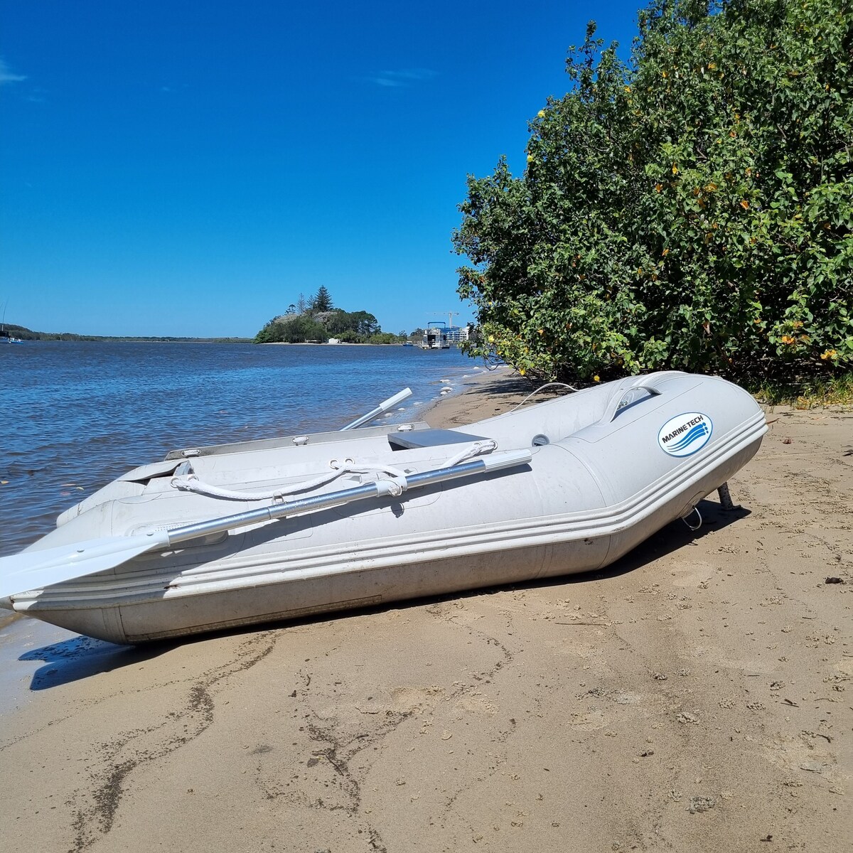 马鲁奇河（ Maroochy River ）上唯一的船屋租赁