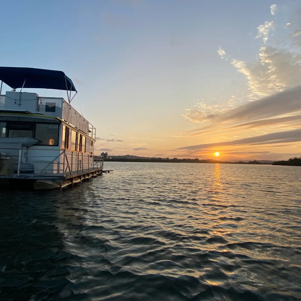 马鲁奇河（ Maroochy River ）上唯一的船屋租赁