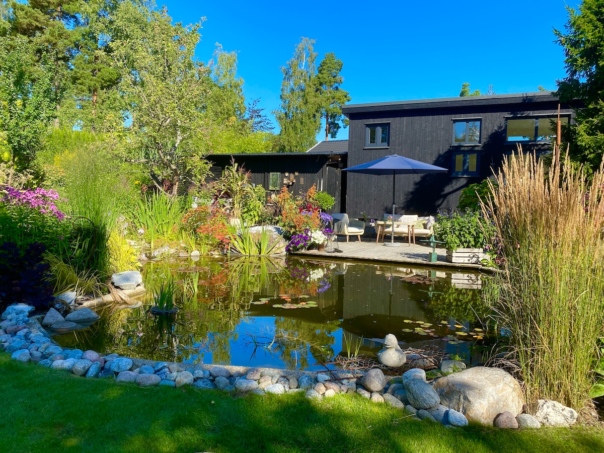 B&B i eget hus med härlig trädgård. Frukost ingår.