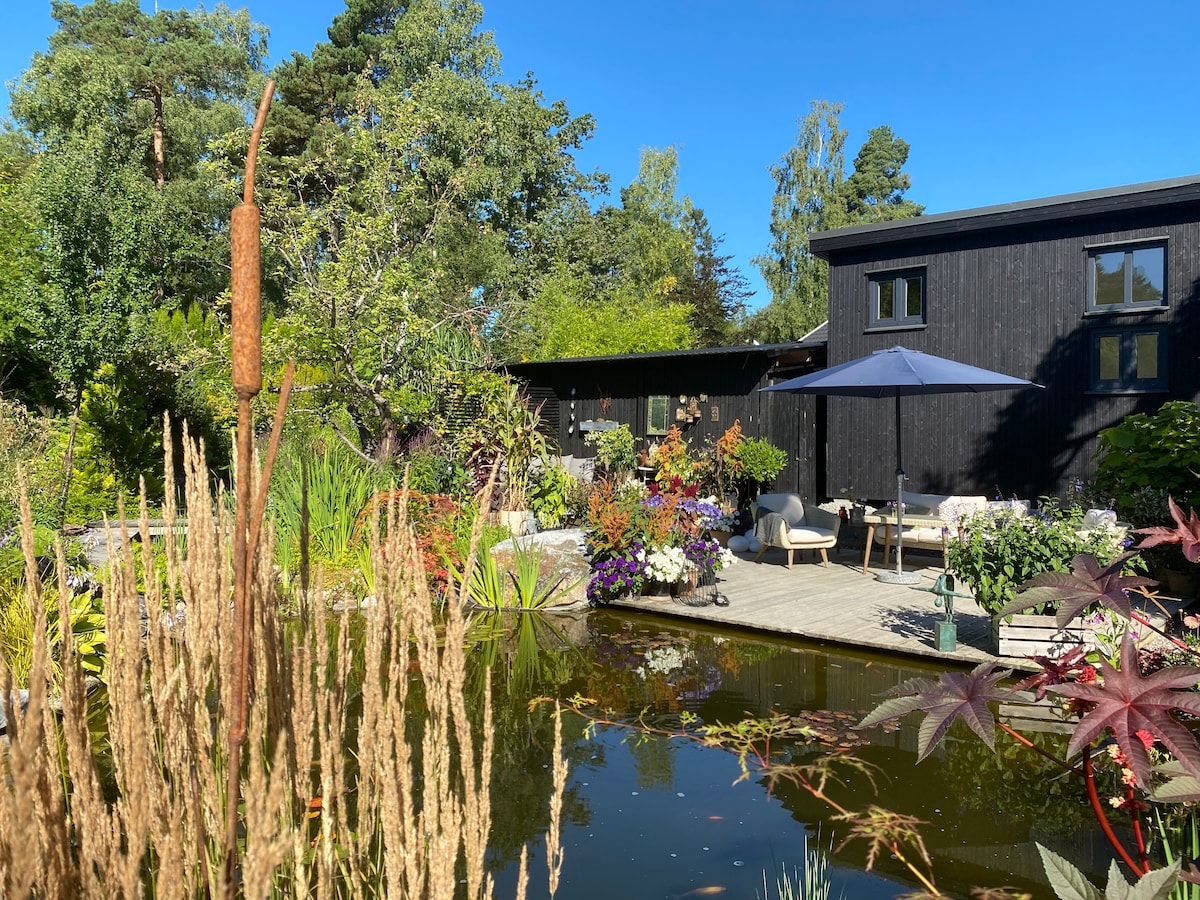 B&B i eget hus med härlig trädgård. Frukost ingår.