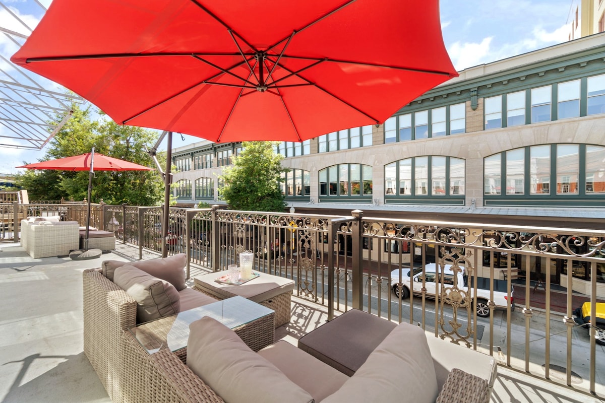 Palafox Balcony | Staycations/Events | Posh A 2BR