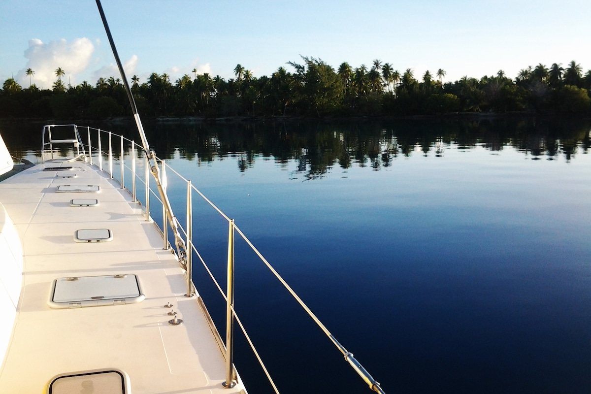 Fakarava - Private room on a Catamaran