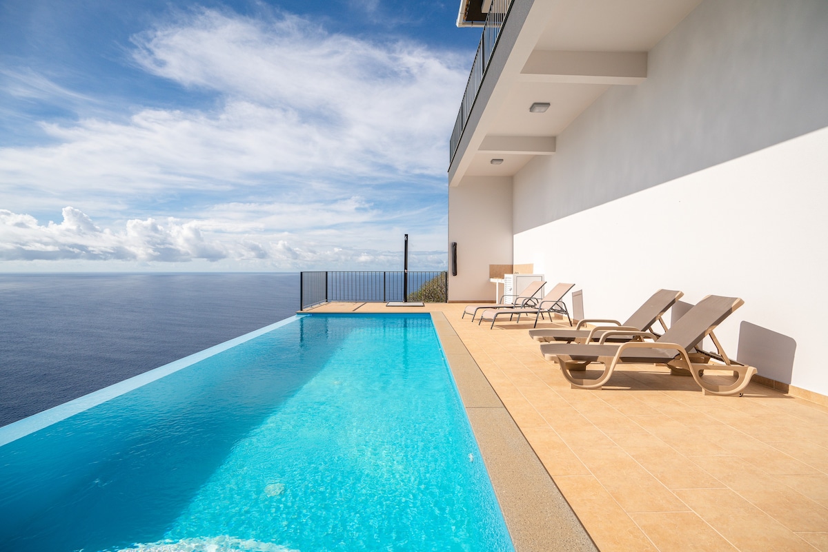 Marina View Apartment - Pool, Aircon & Ocean View