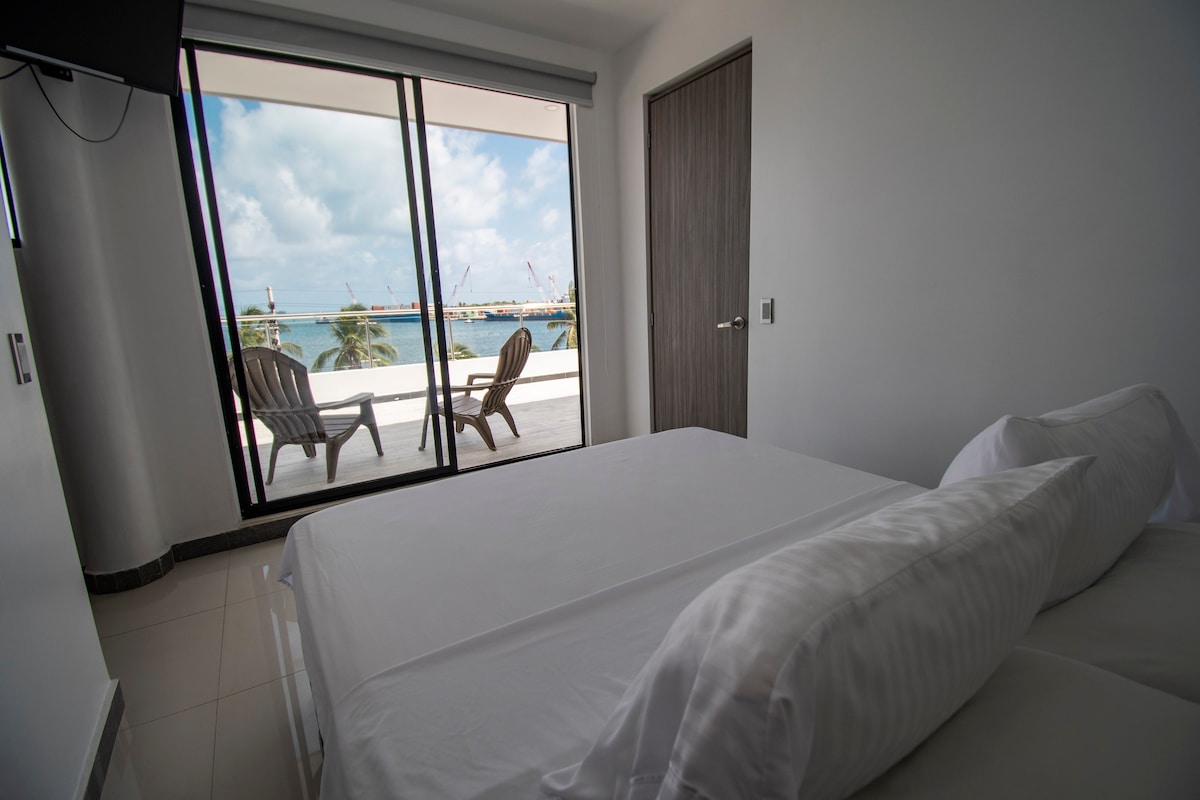 402卧室，俯瞰大海和阳台梦幻景观