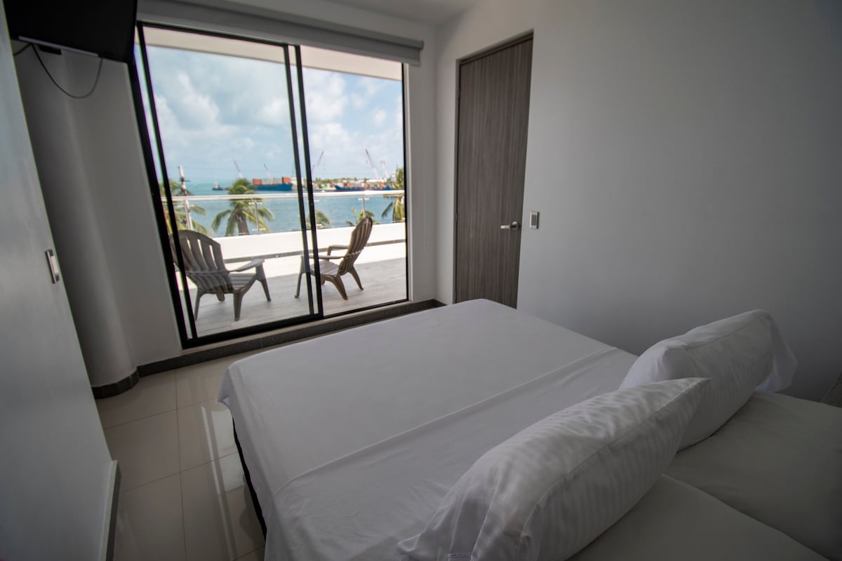 402卧室，俯瞰大海和阳台梦幻景观