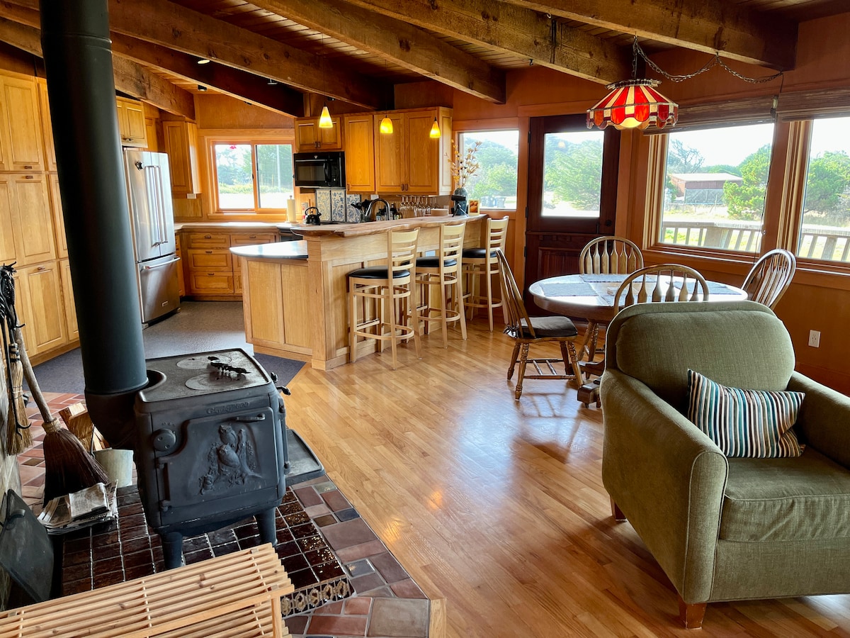 Caspar Dreaming - hot tub and ocean views!