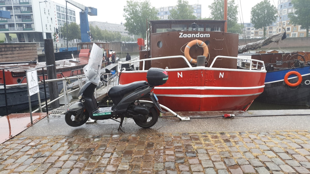 Boat-hotel boot 6, Rotterdam city center