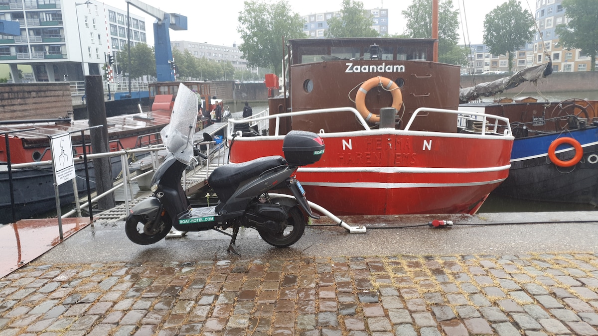 Boat-hotel boot 6, Rotterdam city center