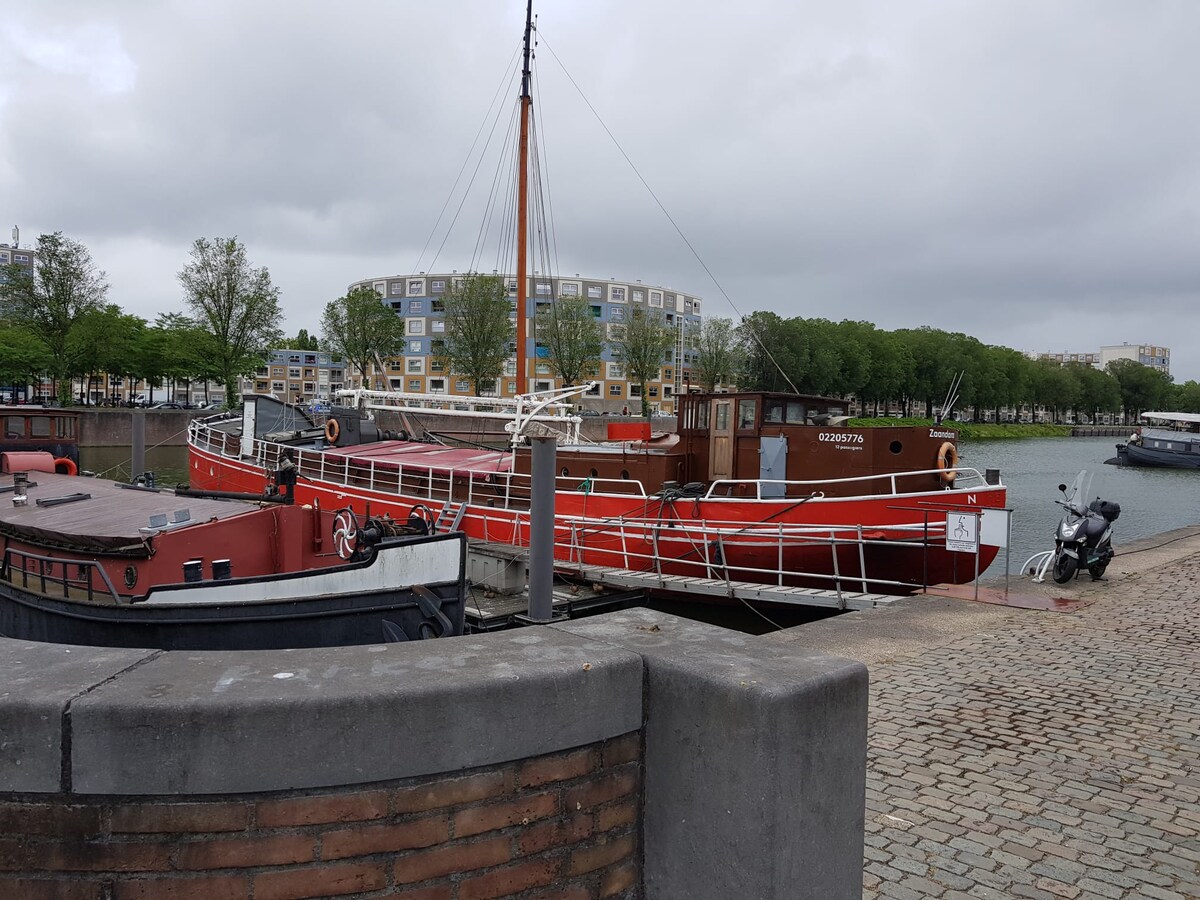 Boat-hotel boot 6, Rotterdam city center