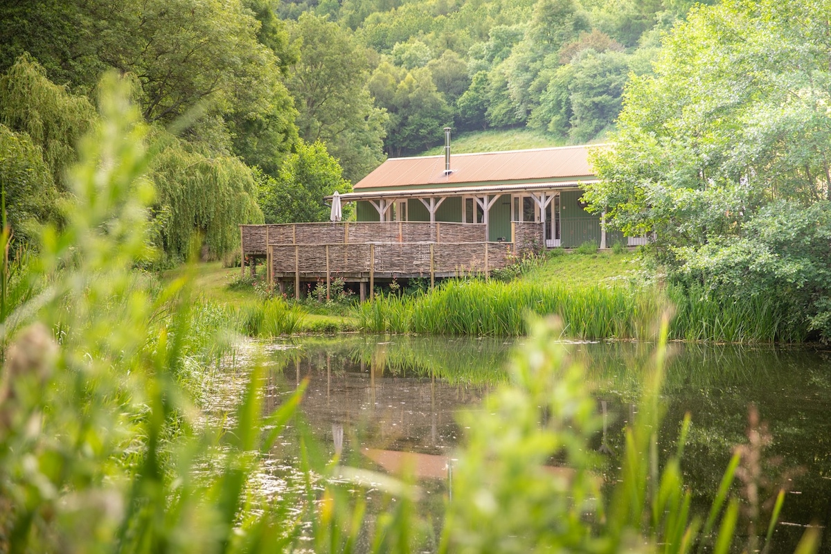 Unique 5 star rated lake side cabin.