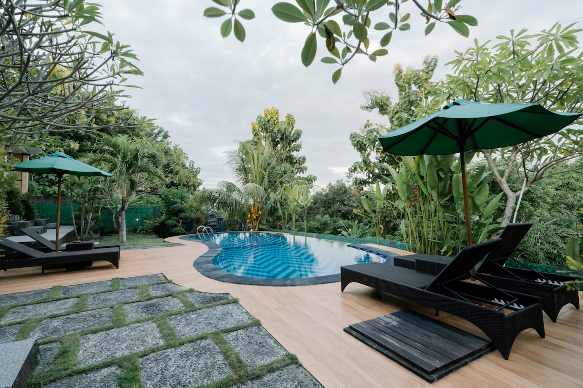 Cottage with pool view