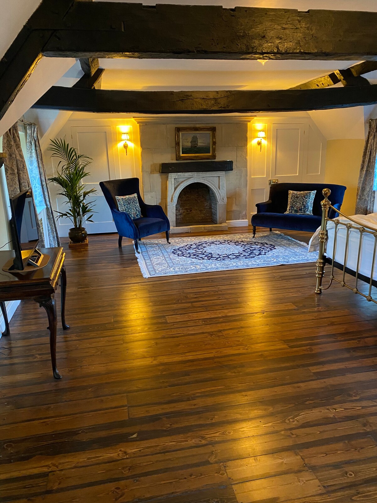 En-Suite Bedroom (Cream) in Cotswolds Manor House