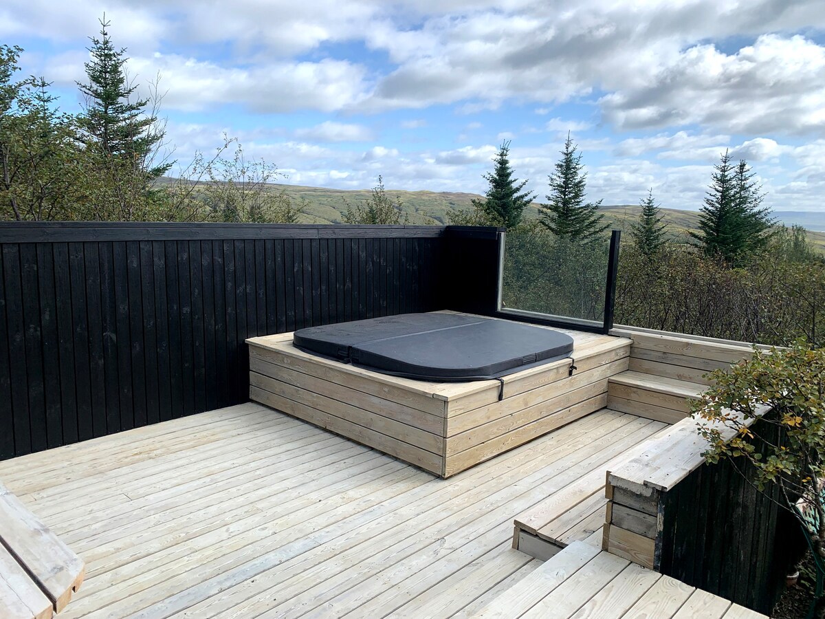 Heart of the Golden Circle with Hot Tub