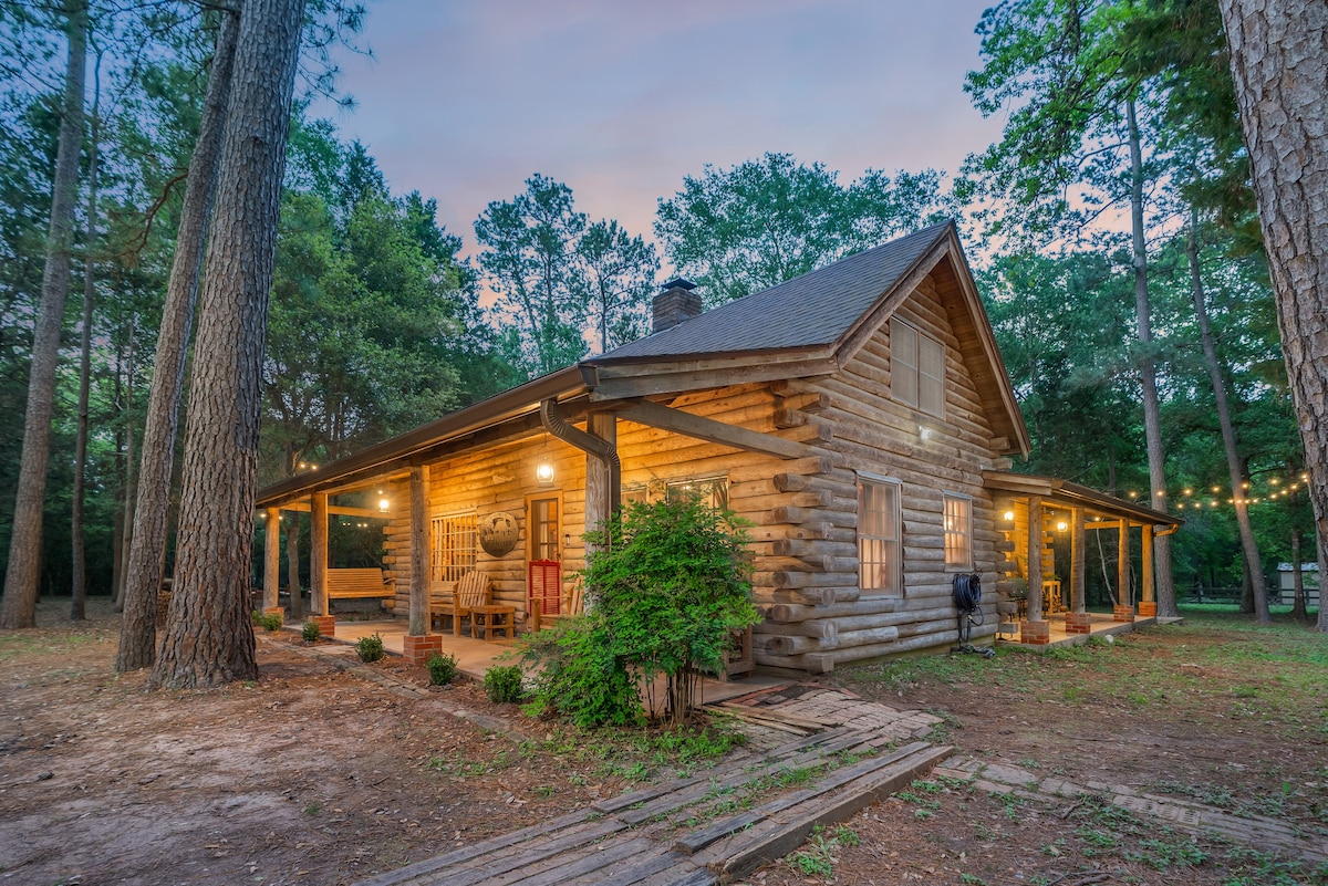 Log Cabin w/Hot Chocolate,Fire Pit&so much S’MORE!