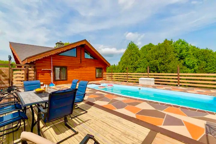 美丽的木屋度假胜地-带热水浴缸和游泳池