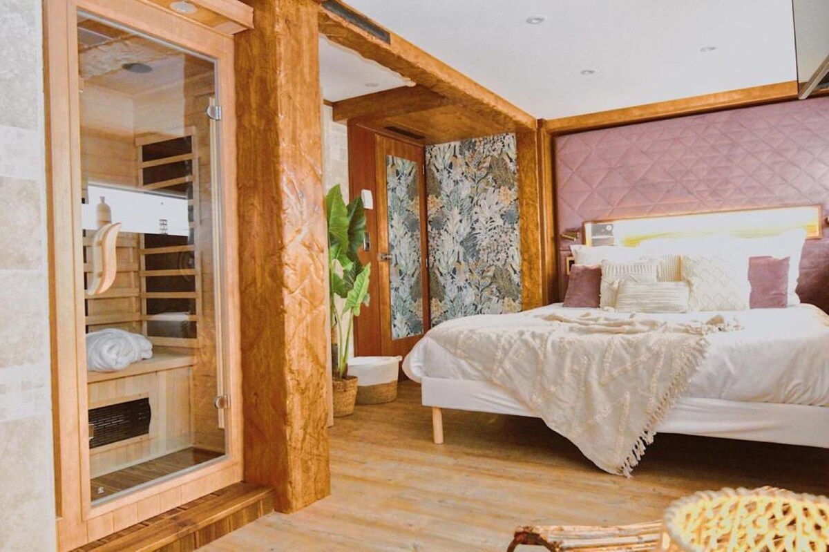 Suite Bali Jacuzzi + Sauna sur Yacht Hôtel