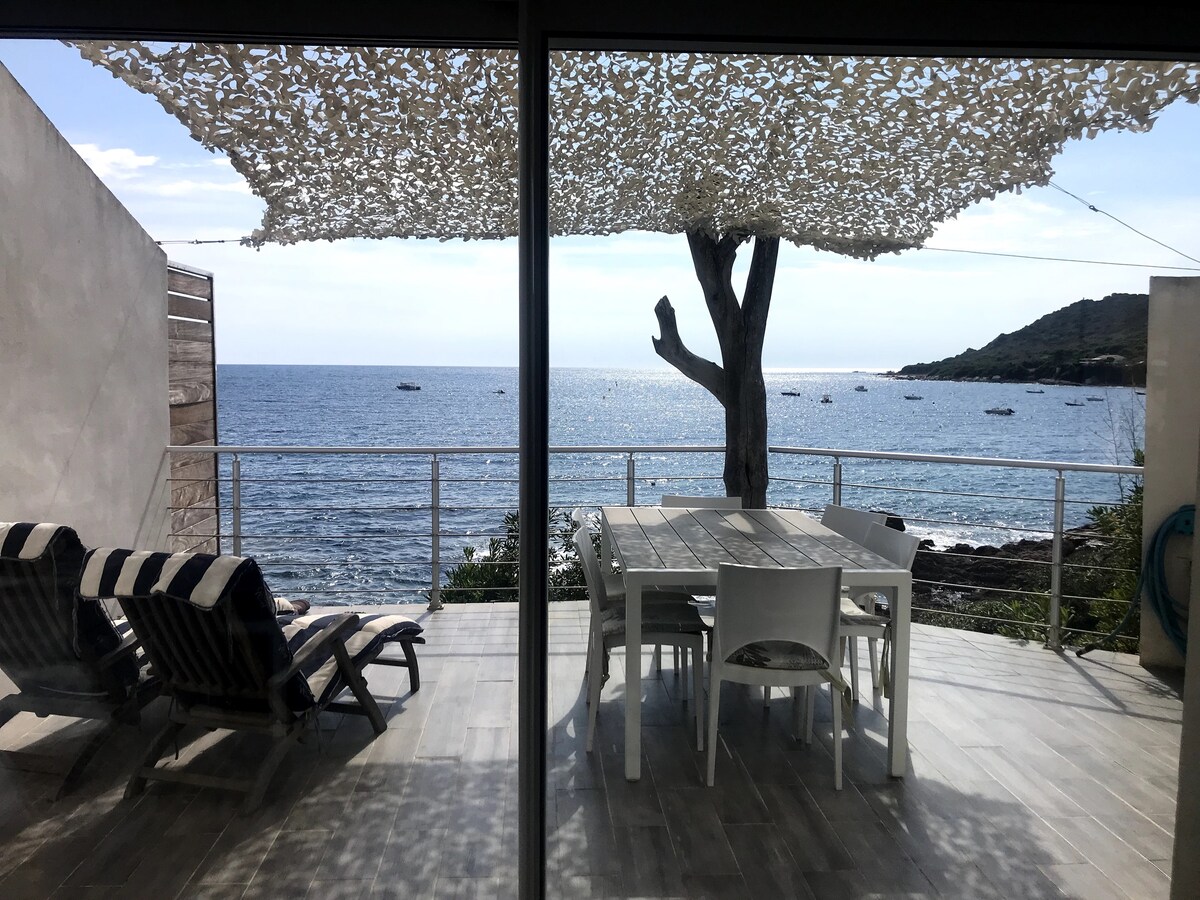 Maison  les pieds dans l'eau avec accès à la plage