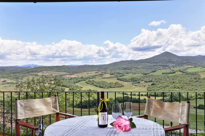 Val di Cecina Guardistallo Frazione di Borgo di Montemurlo - Pisa的民宿