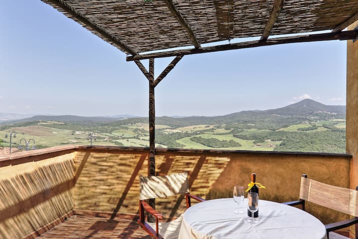 Val di Cecina Guardistallo Frazione di Borgo di Montemurlo - Pisa的民宿