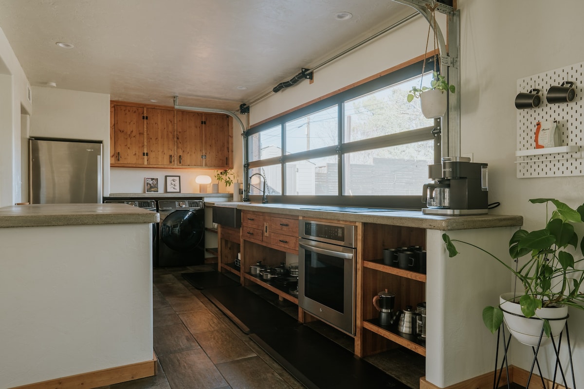 3 BD/2 BA w/HOT TUB close SF plaza & Railyard