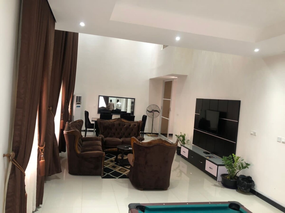 Lovely 5 bedroom Apartment with a pool