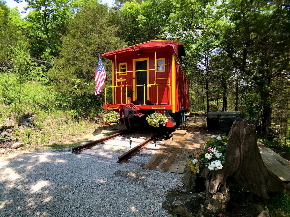 Livingston Junction caboose 103 Private HOT TUB