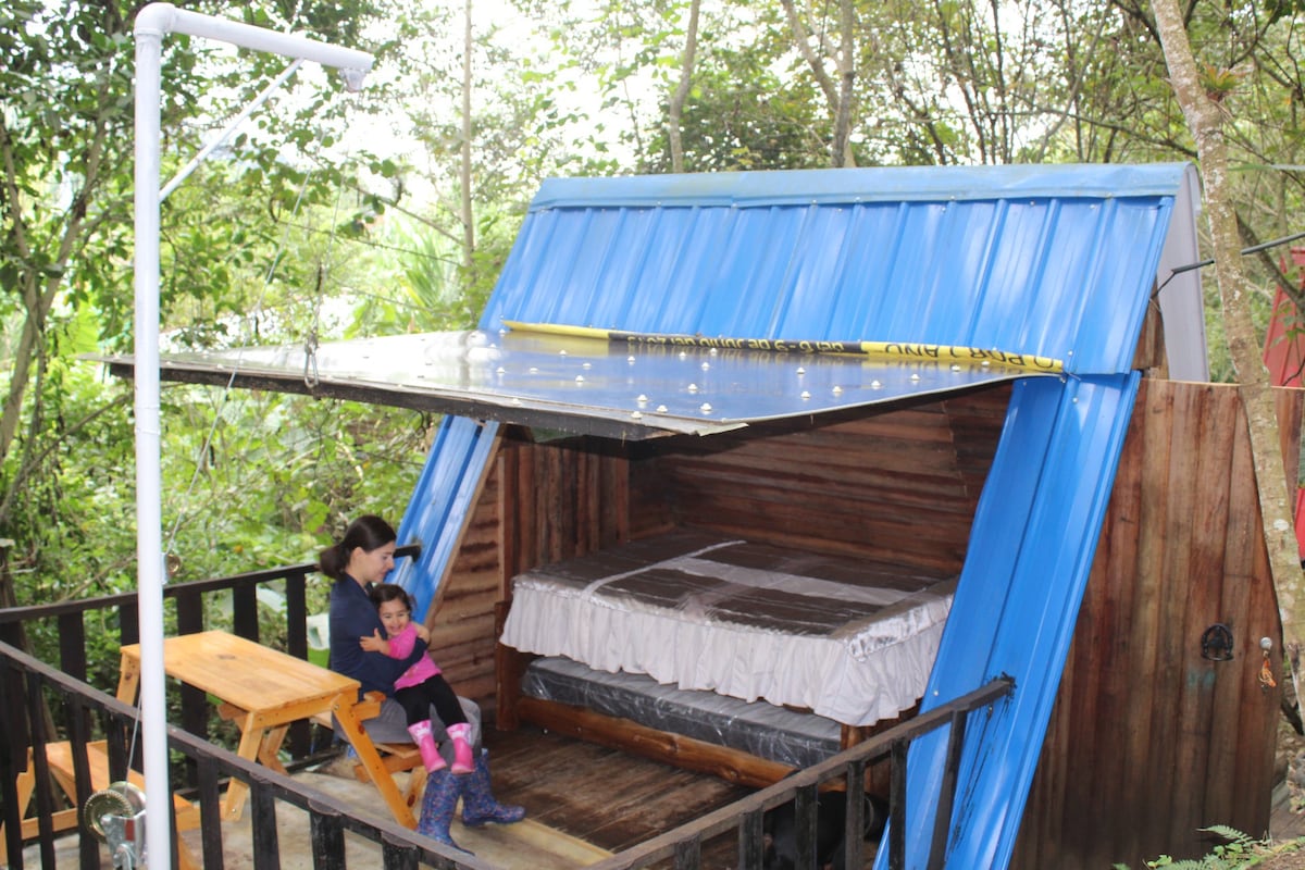 Cabaña Azul en medio de la montaña