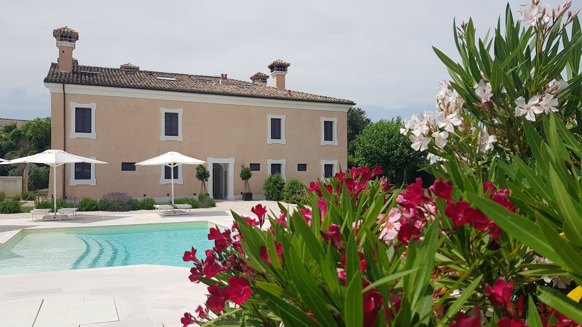 Suite con vista mare e colline con piscina