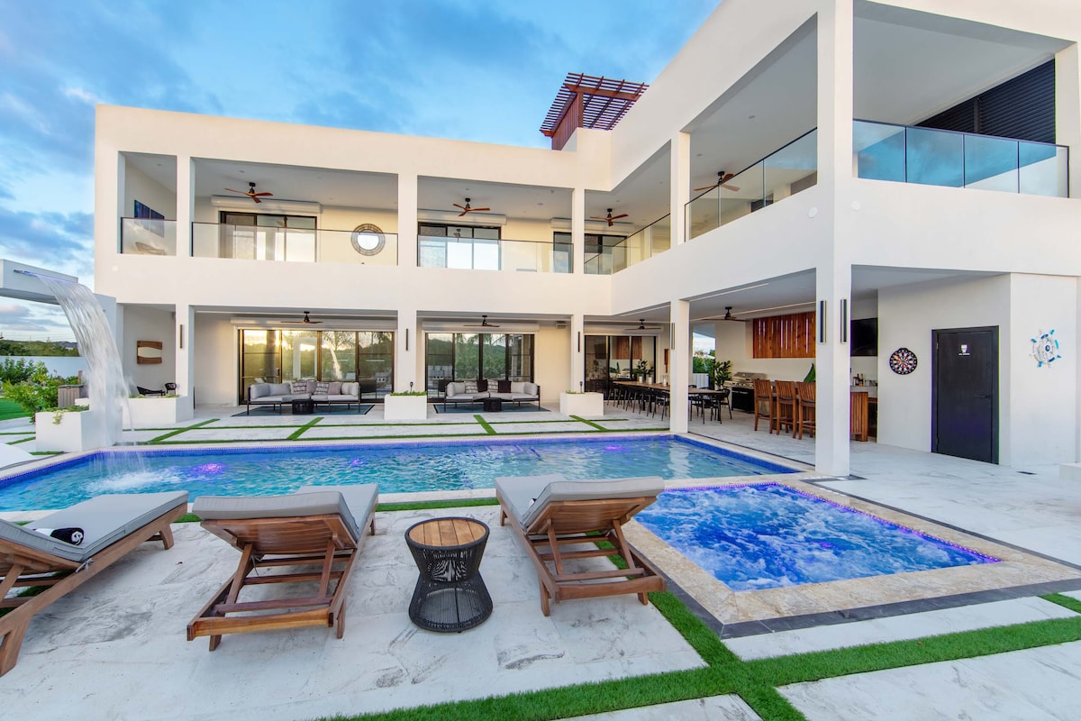 BRAND NEW modern luxury: Vista Al Agua Villa