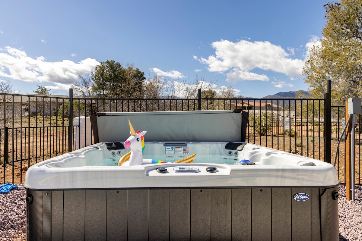 Sedona Mountain View ~ Heated Pool & Jacuzzi ~ Lux