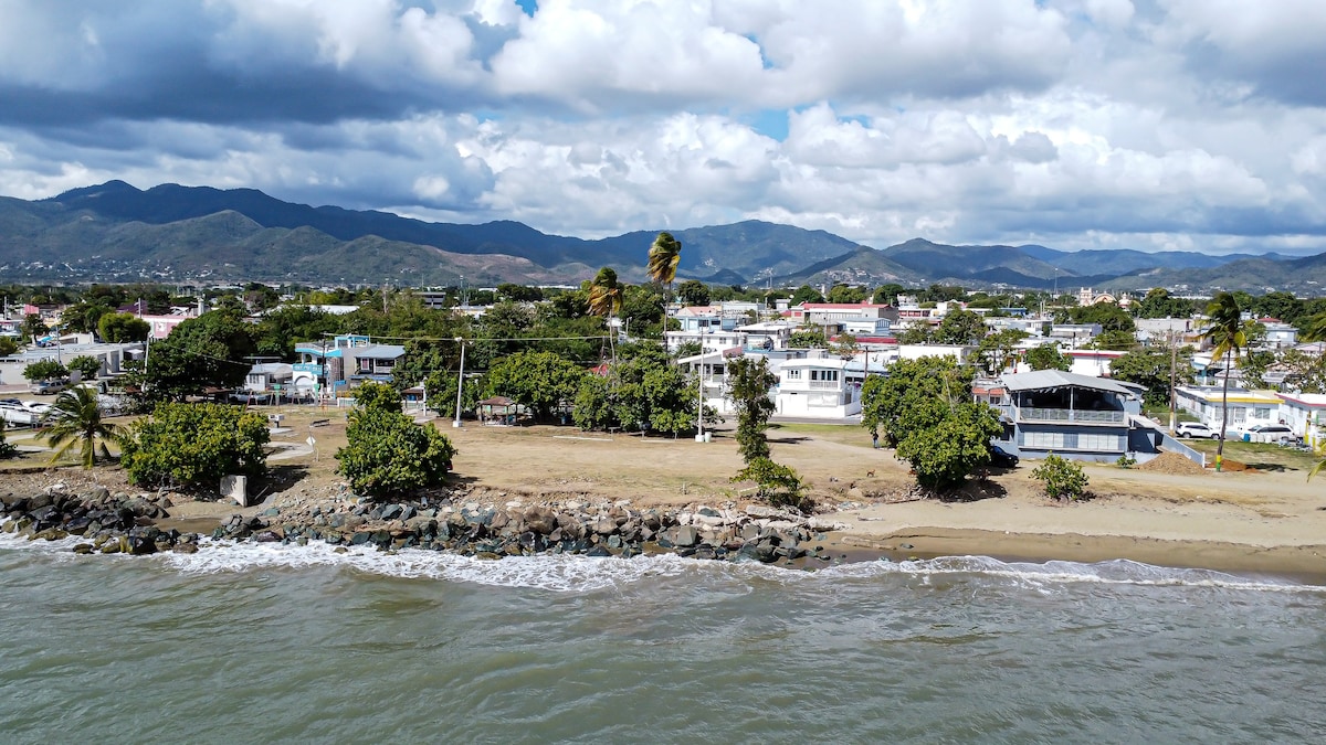 Arroyo Beach Front House加大双人床，最多可入住15位房客